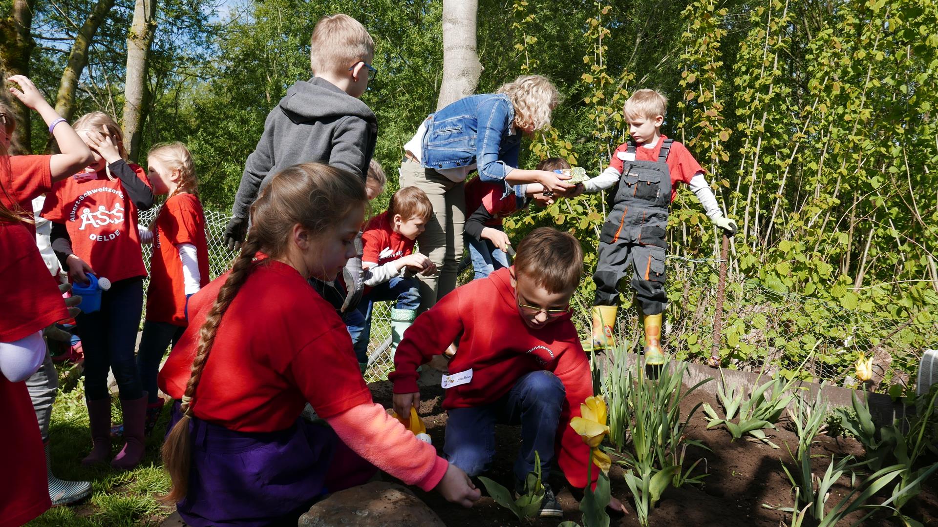 Schülerinnen und Schüler der Albert-Schweitzer-Grundschule in Oelde lernen den Umgang mit der Natur in der Praxis. 