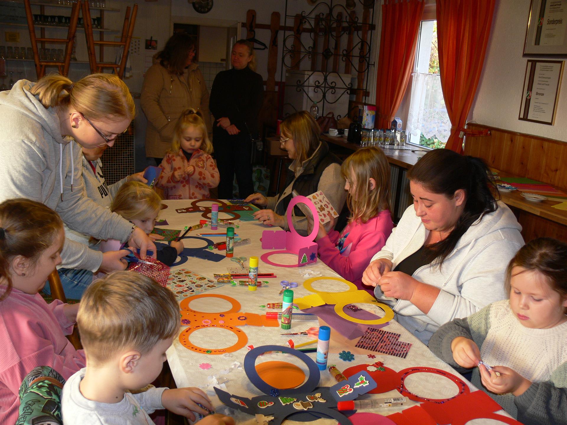 Kgv. „Arbeit und Freude“ -„Grubenzwerge“ basteln schöne Laternen für den Umzug