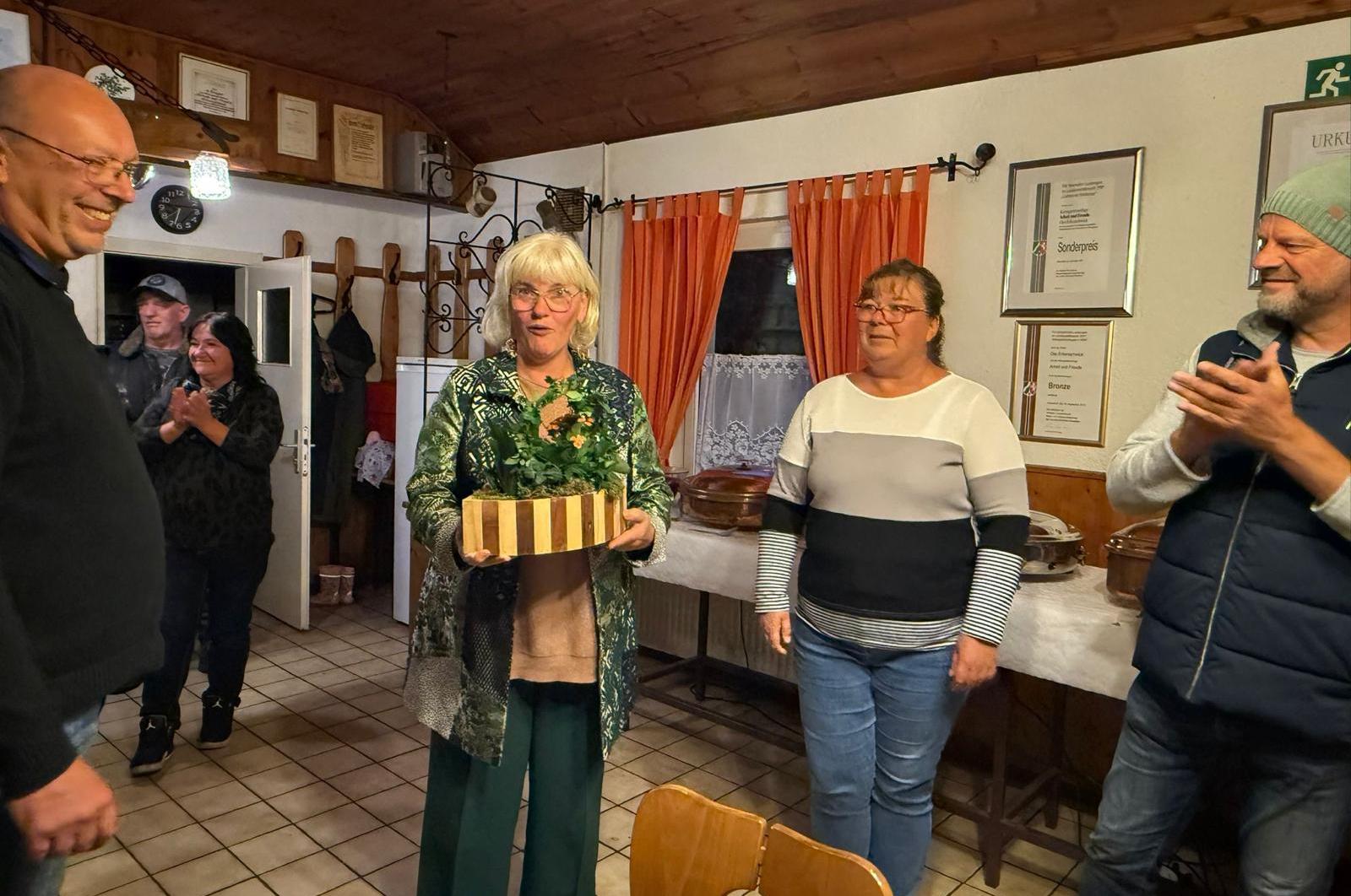 Kgv. „Arbeit und Freude“ - Erntedank, gewichtige Süßkartoffeln und eine überraschte Maria Althaus