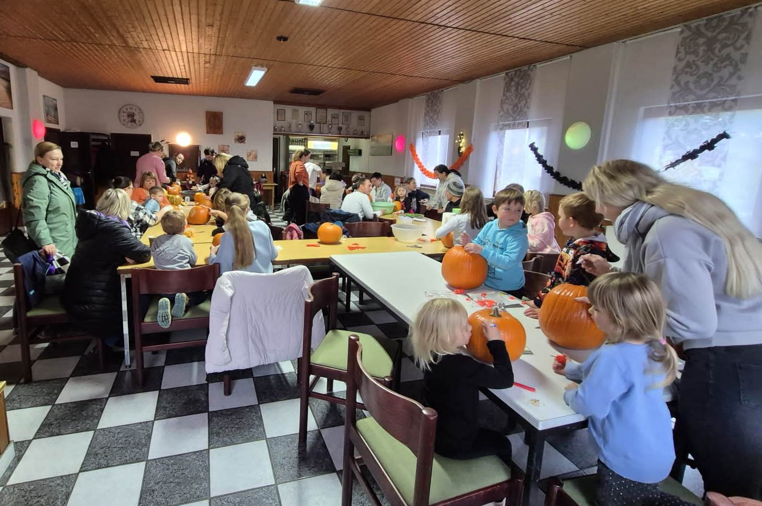 Kgv. „Recklinghausen 1“ - Gartenzwerge schnitzen, fantasievolle Kürbisgesichter