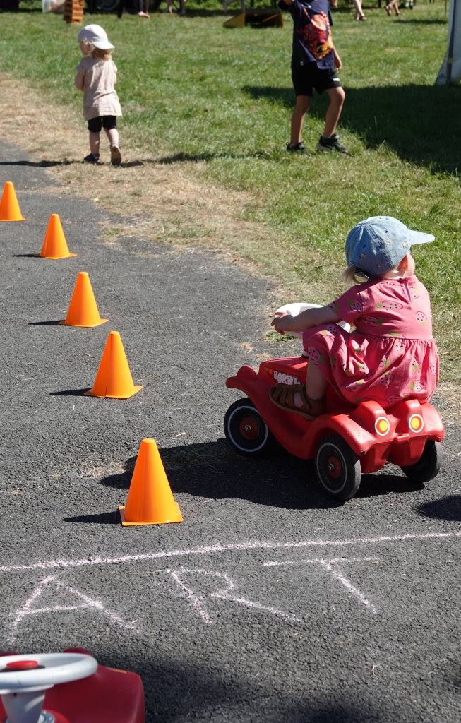Besonders den Kindern bot das Fest viele Attraktionen. So konnten sie sich im Bobbycar-Rennen messen.