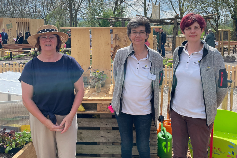 Das Team am Eröffnungswochenende (v. l.): Rosalie Surmann (hauptamtliche Projektmitarbeiterin), Silke Helleberg (Schriftführerin im Landesverband) sowie Nicole Helleberg (Bezirksfachberaterin im Bezirksverband Emsdetten)