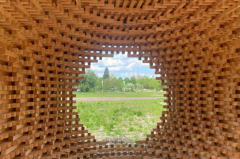 Innenansicht eines Holzpavillons