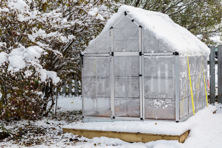 Gesichertes Gewächshaus im Schnee