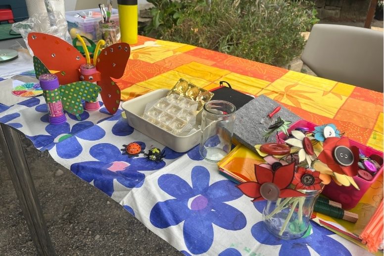 Kreative Bastelaktionen für Kinder und gesellige Pausen bei Waffeln und Getränken im Garten.