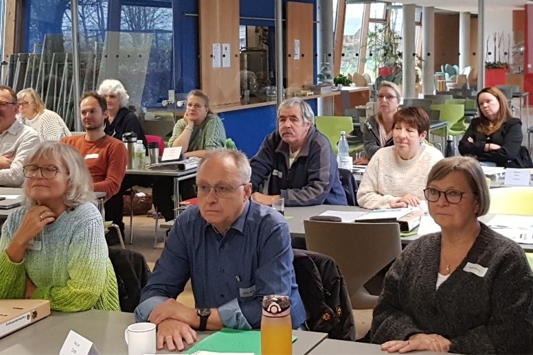 Teilnehmende des Fachberaterlehrgangs 2025 während einer Unterrichtseinheit in der Landesschule Lünen: konzentriert, engagiert und mit großem Interesse am gemeinsamen Lernen.