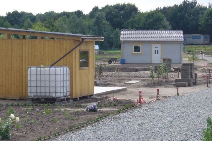 Gartenlaube steht auf Baustelle der Kleingartenanlage