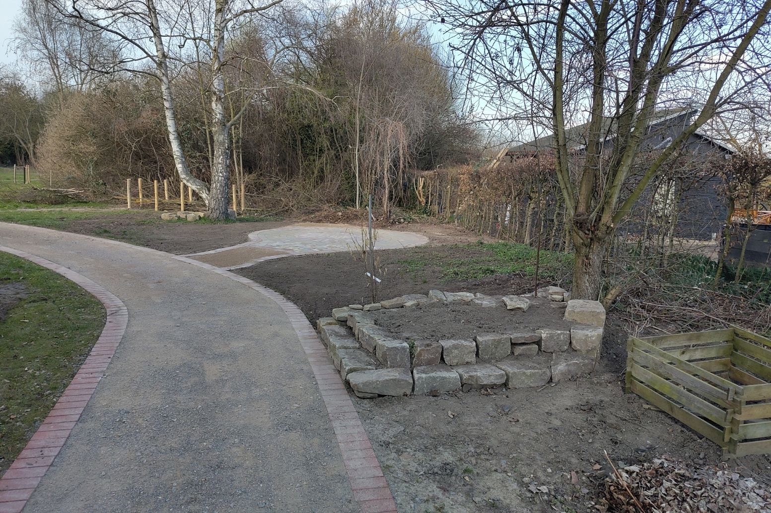 Übergang mit Trockenmauerbeet zum neuen Bienengarten. ©Stephan Grote – Landesverband Westfalen und Lippe der Kleingärtner e.V.