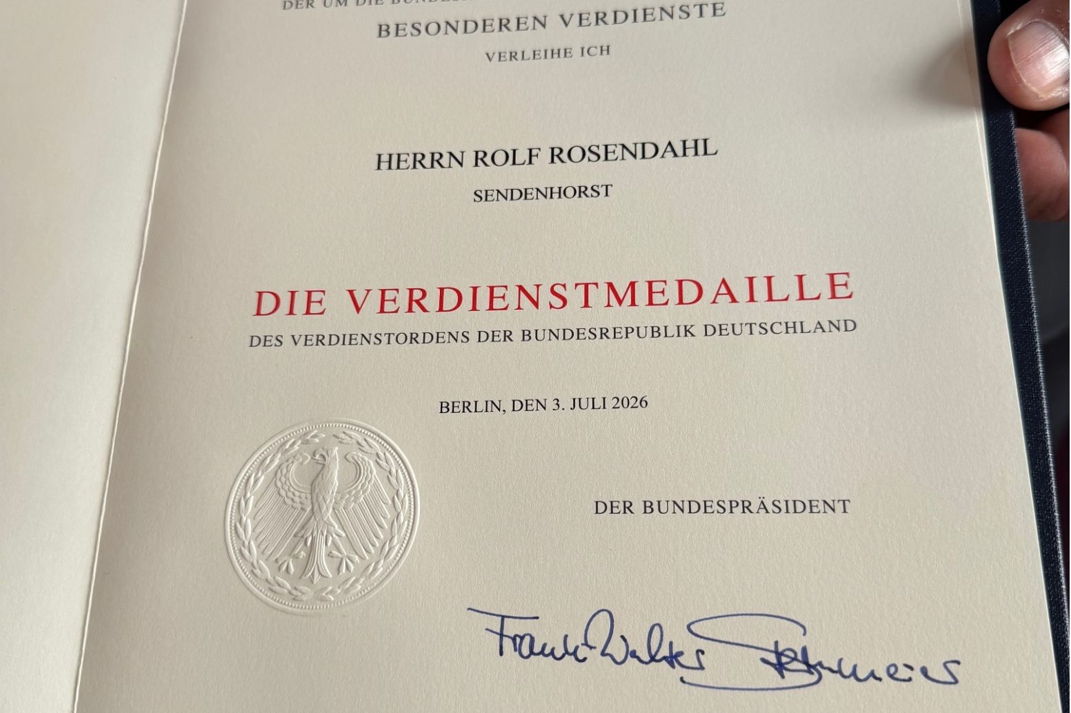 Die Urkunde mit der Unterschrift des Bundespräsidenten, ausgestellt in Berlin am 3. Juli 2026. ©Josef Thesing